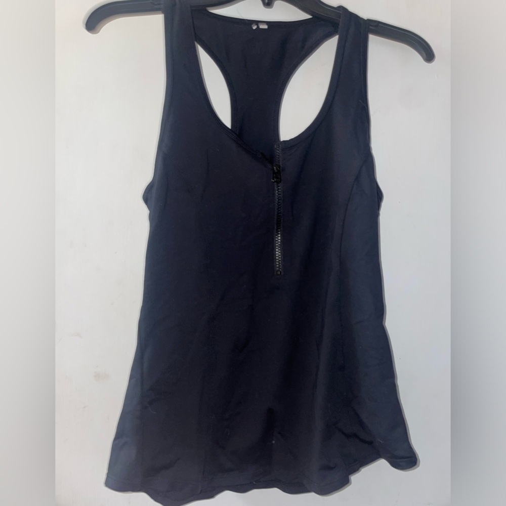 Never been worn Alō workout racer back tank top in black!